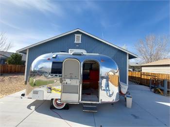 1966 Airstream Caravel 17' Renovated - ready to camp!
